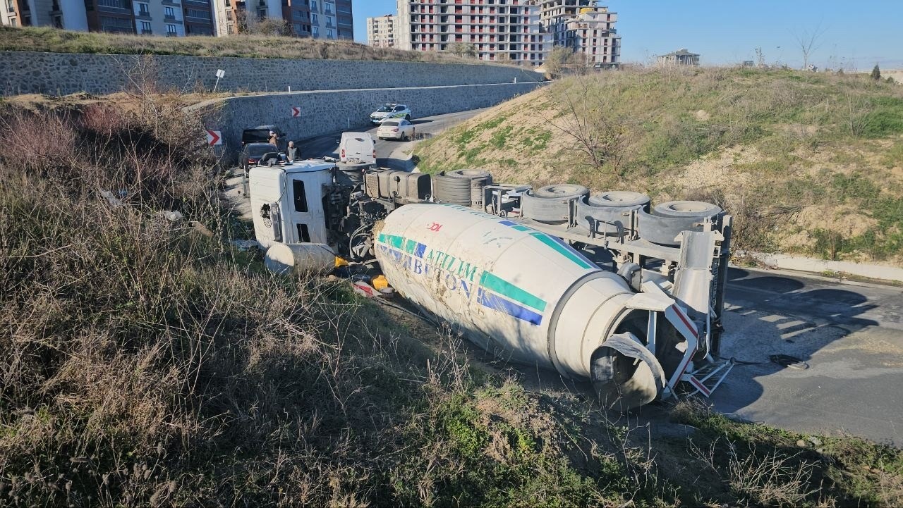 viraji alamayan beton mikseri yan yatti beton yola dokuldu 1 dFdVJsn4