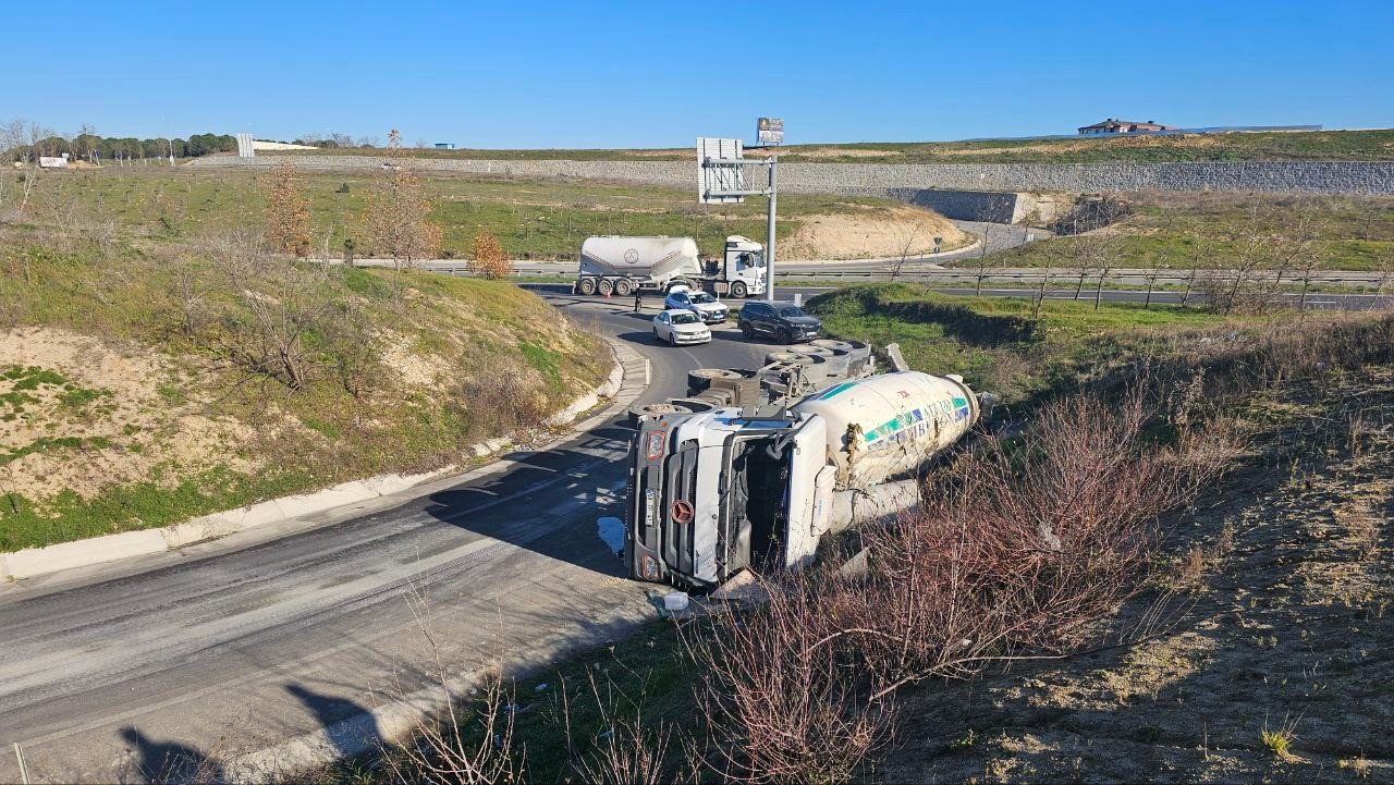 viraji alamayan beton mikseri yan yatti beton yola dokuldu 2 dDhvdX8j