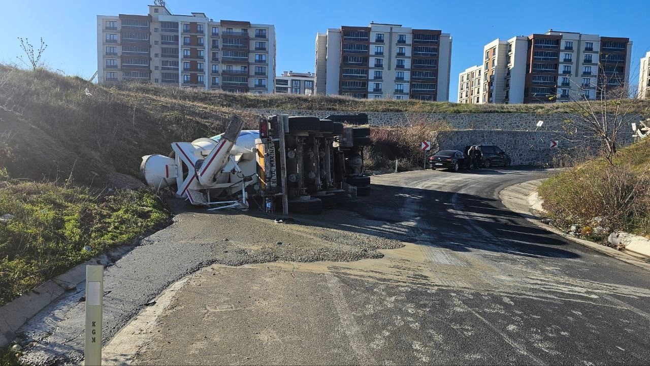 viraji alamayan beton mikseri yan yatti beton yola dokuldu 3 SC1Nb1eN