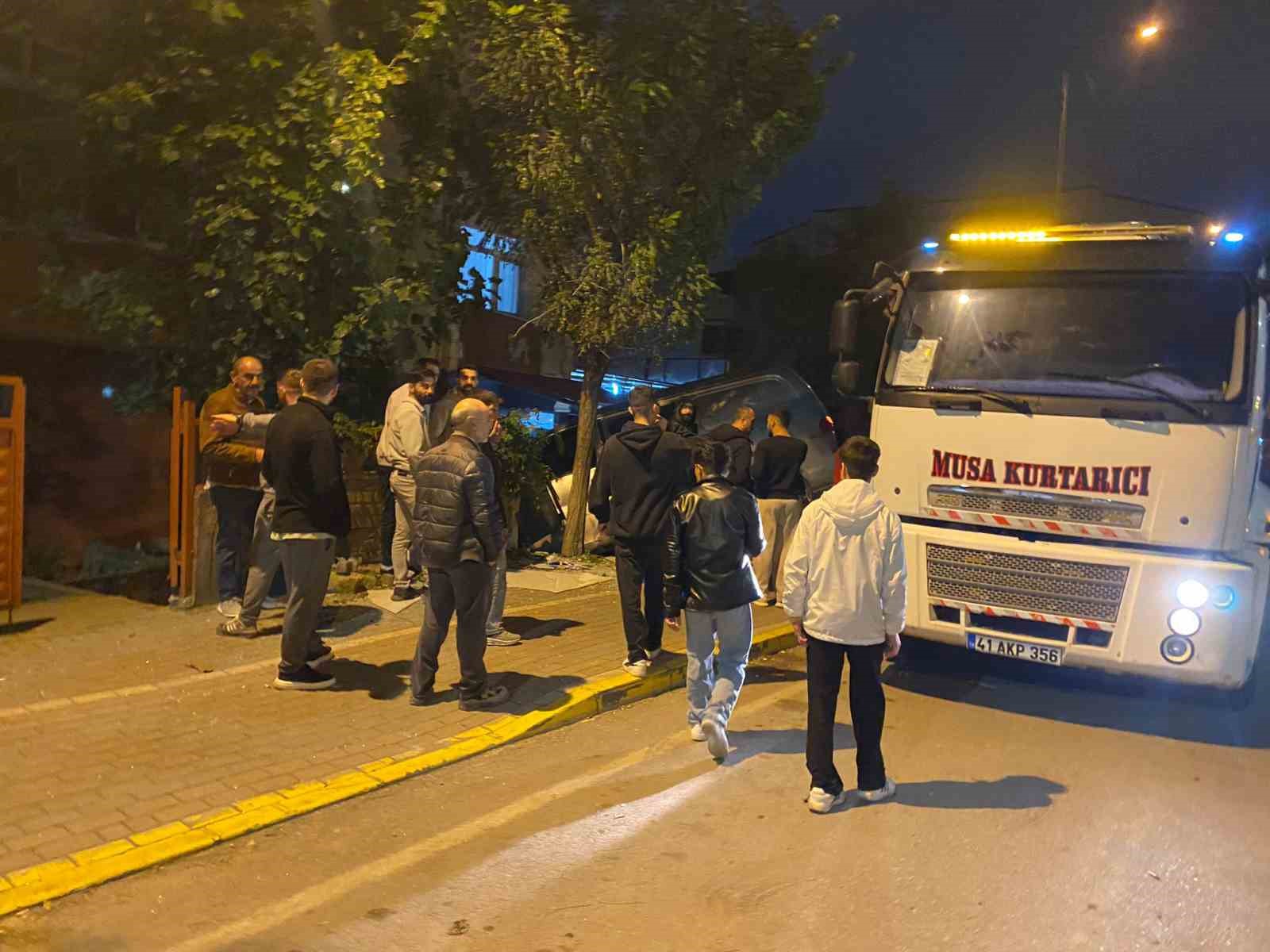 viraji alamayan iki arac carpisti panelvan evin bahcesine girdi 1 yarali 1