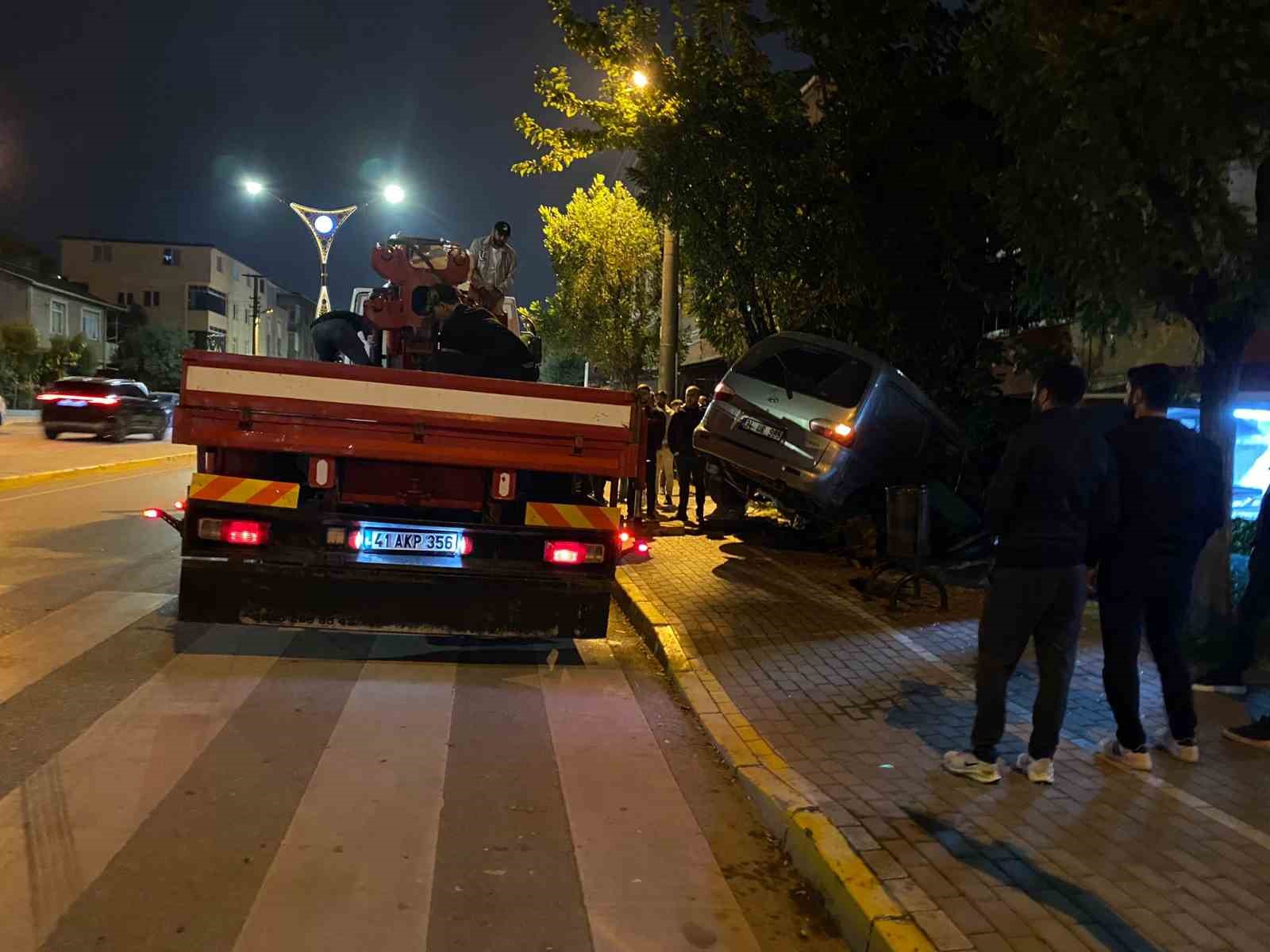 viraji alamayan iki arac carpisti panelvan evin bahcesine girdi 1 yarali 2 BURO4WDm