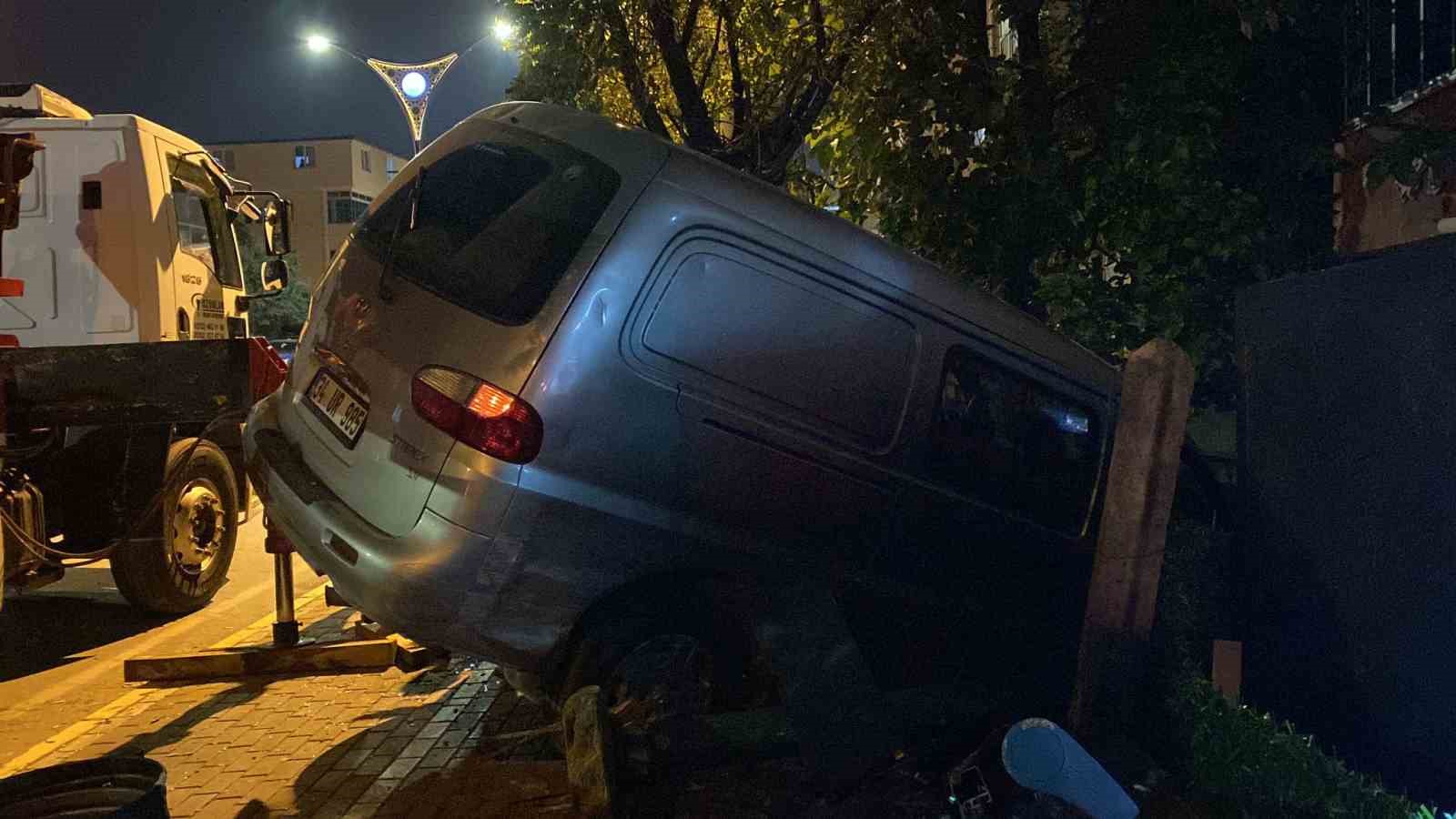 viraji alamayan iki arac carpisti panelvan evin bahcesine girdi 1 yarali 3 3MwCPqcG