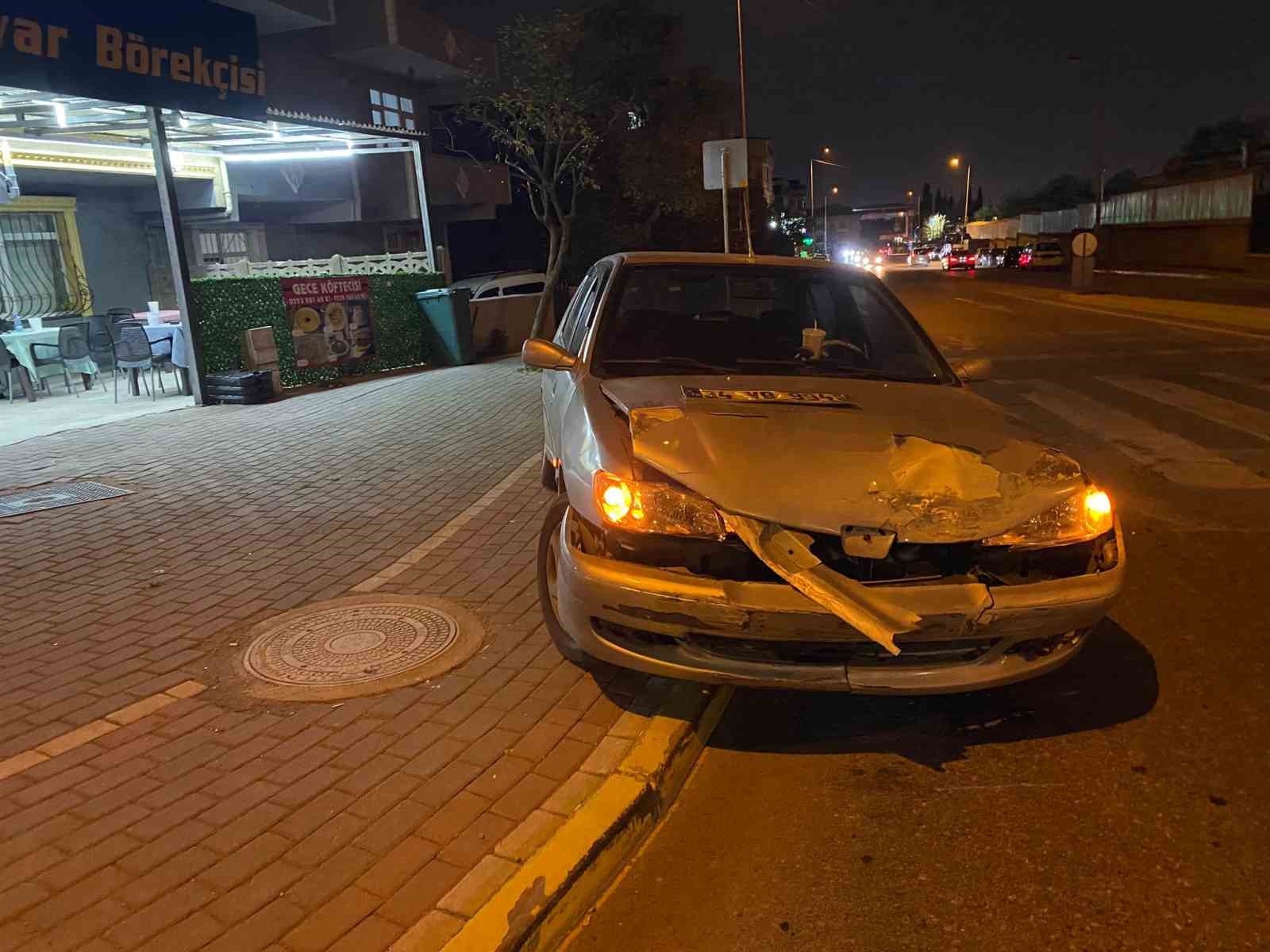 viraji alamayan iki arac carpisti panelvan evin bahcesine girdi 1 yarali 4 6iu4iJuW