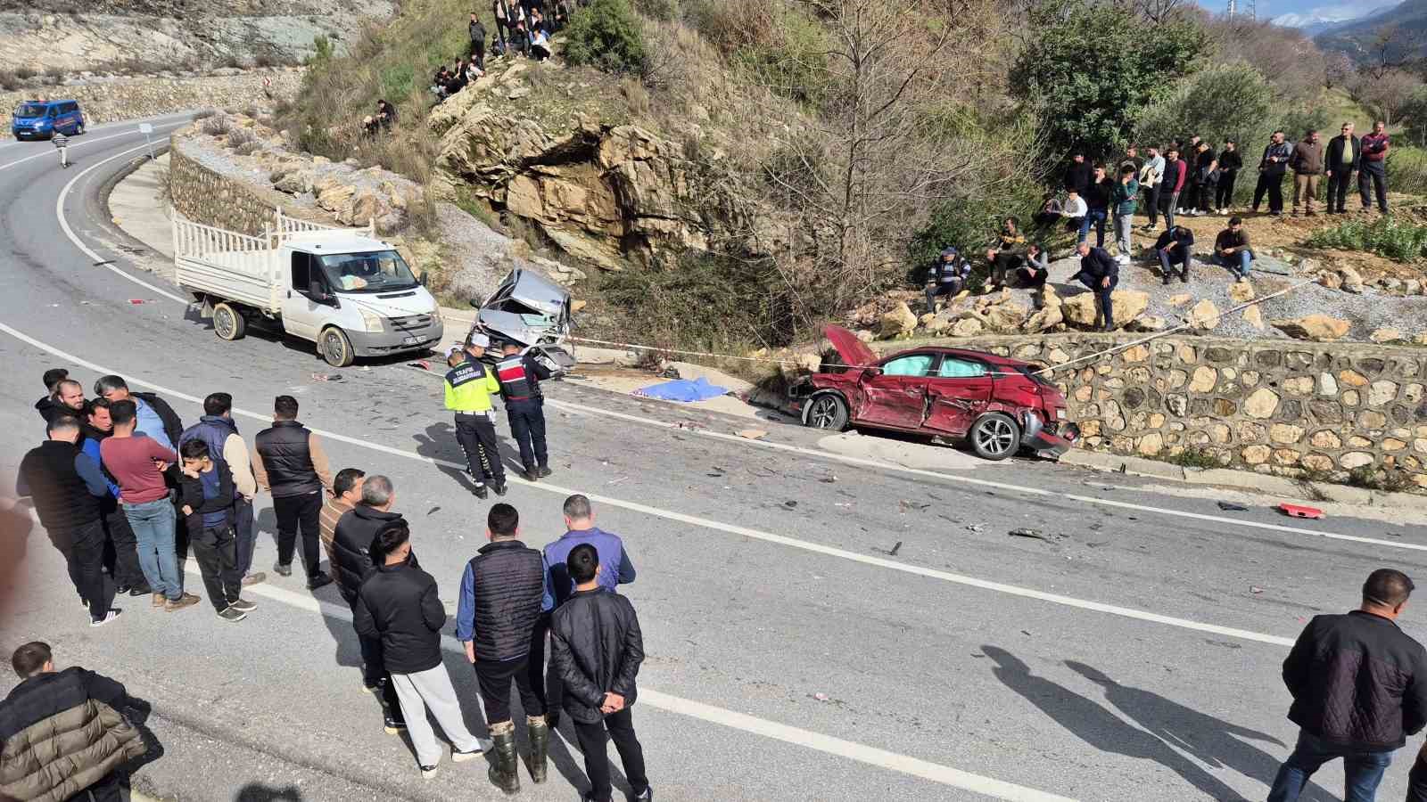 viraji alamayan kamyon 2 otomobili bicti 1 olu 3 yarali 0 ZInNmIMD
