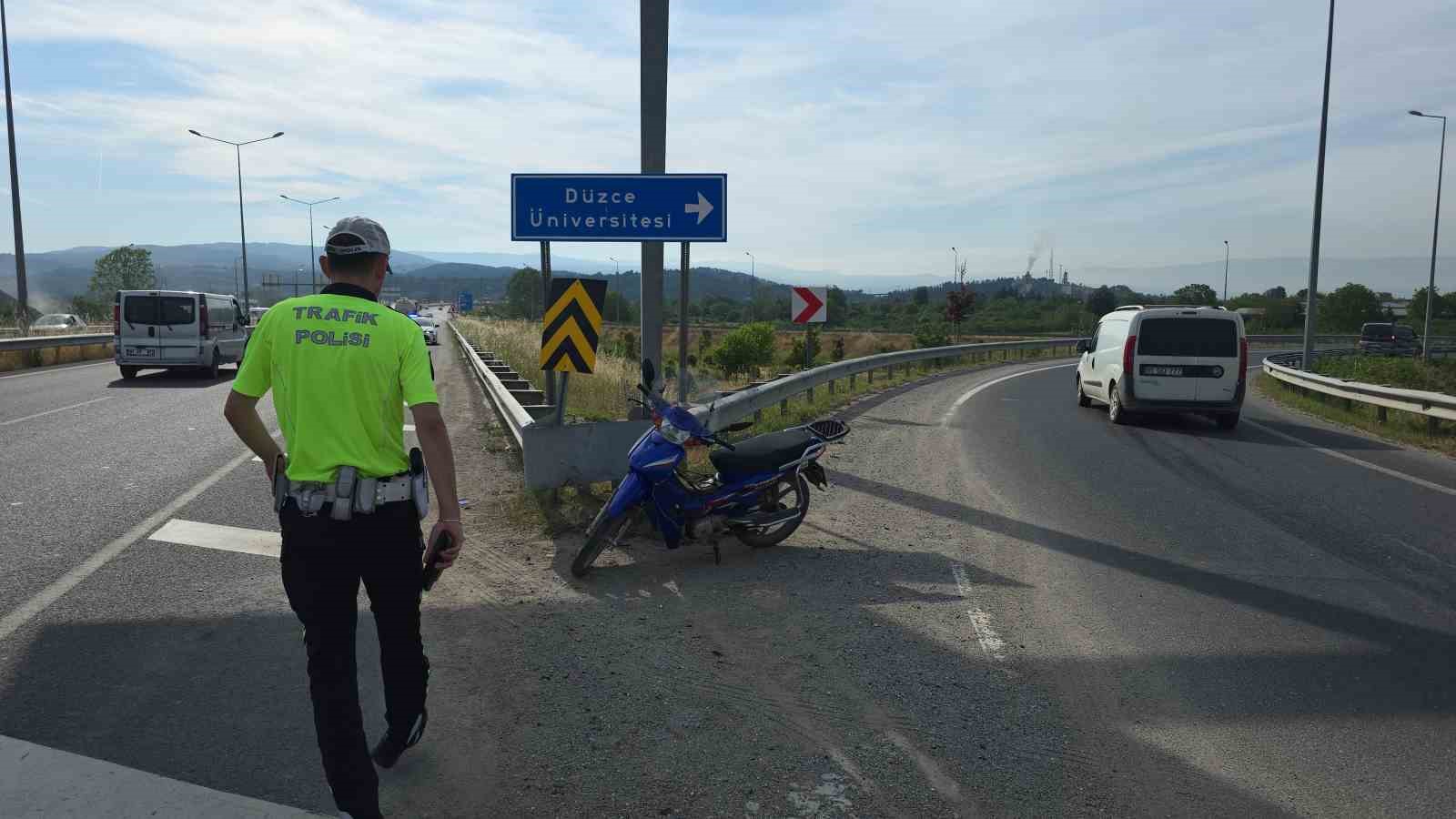 Virajı alamayan motosiklet sürücüsü bariyere çarptı 5 viraji alamayan motosiklet surucusu bariyere carpti 1 X4ie4bXW