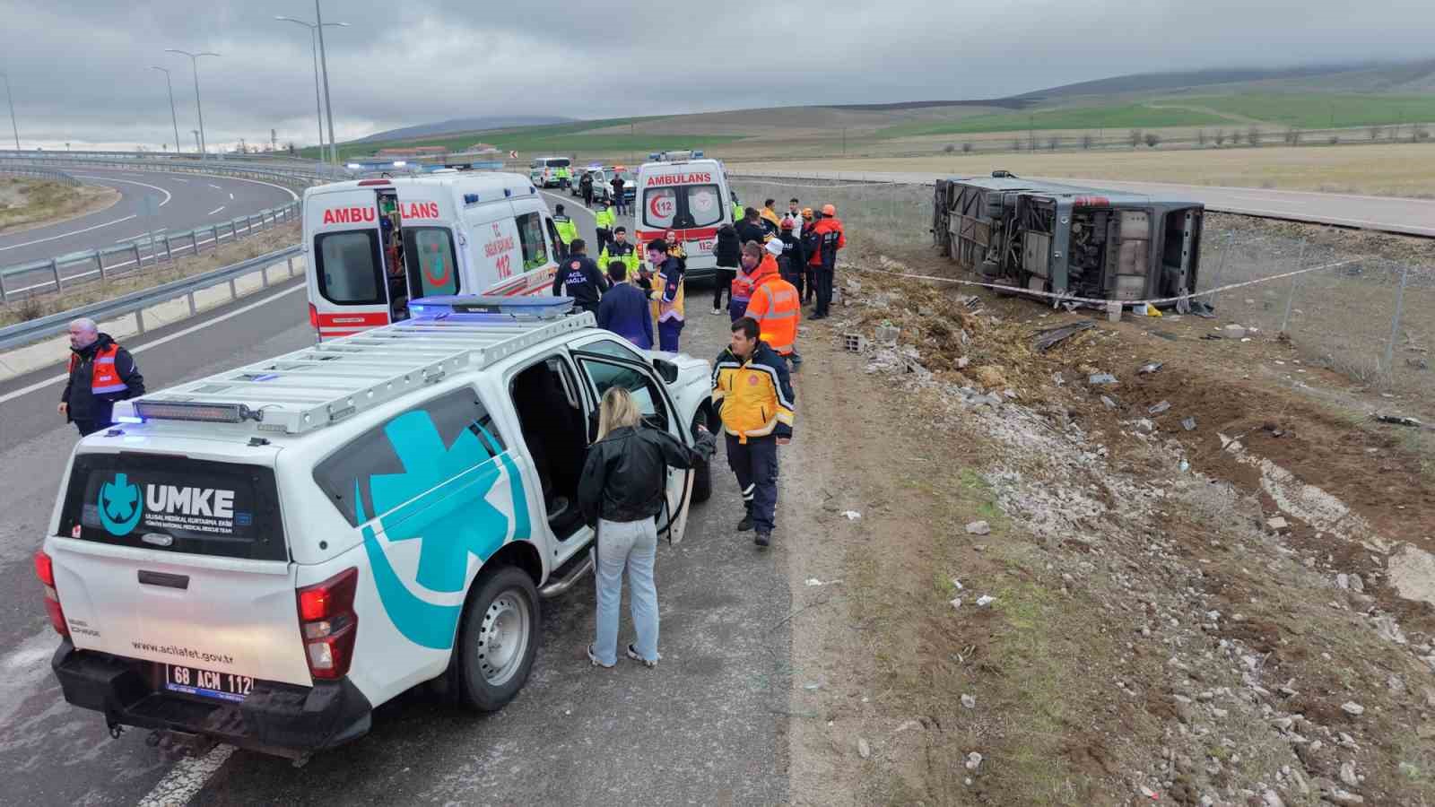 viraji alamayan otobus sarampole devrildi 23 yarali 8 DdbEgtkw
