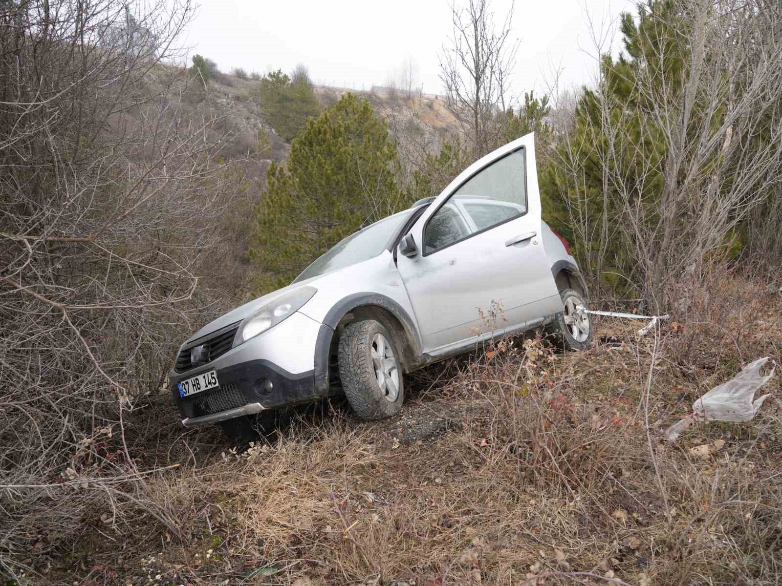 viraji alamayan otomobil agaclara carparak durabildi 3 yarali 1 SRD1Qd3Q