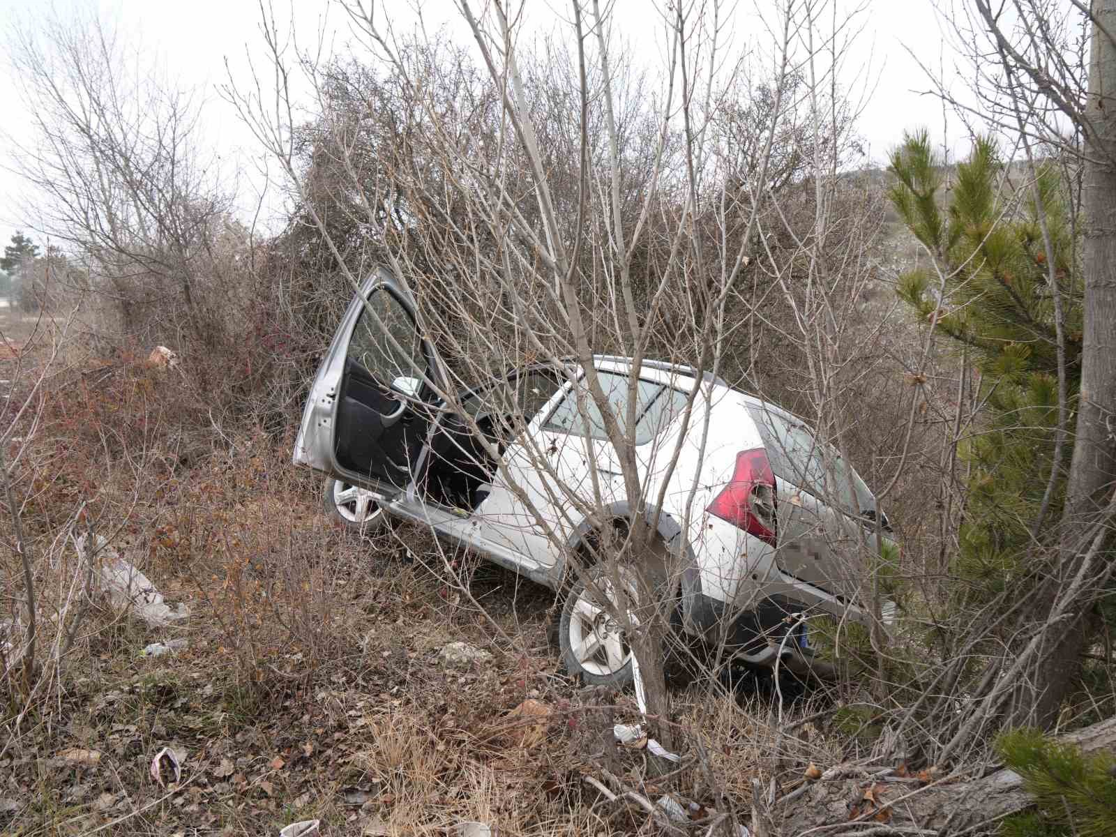 viraji alamayan otomobil agaclara carparak durabildi 3 yarali 2 XUQeph5Y