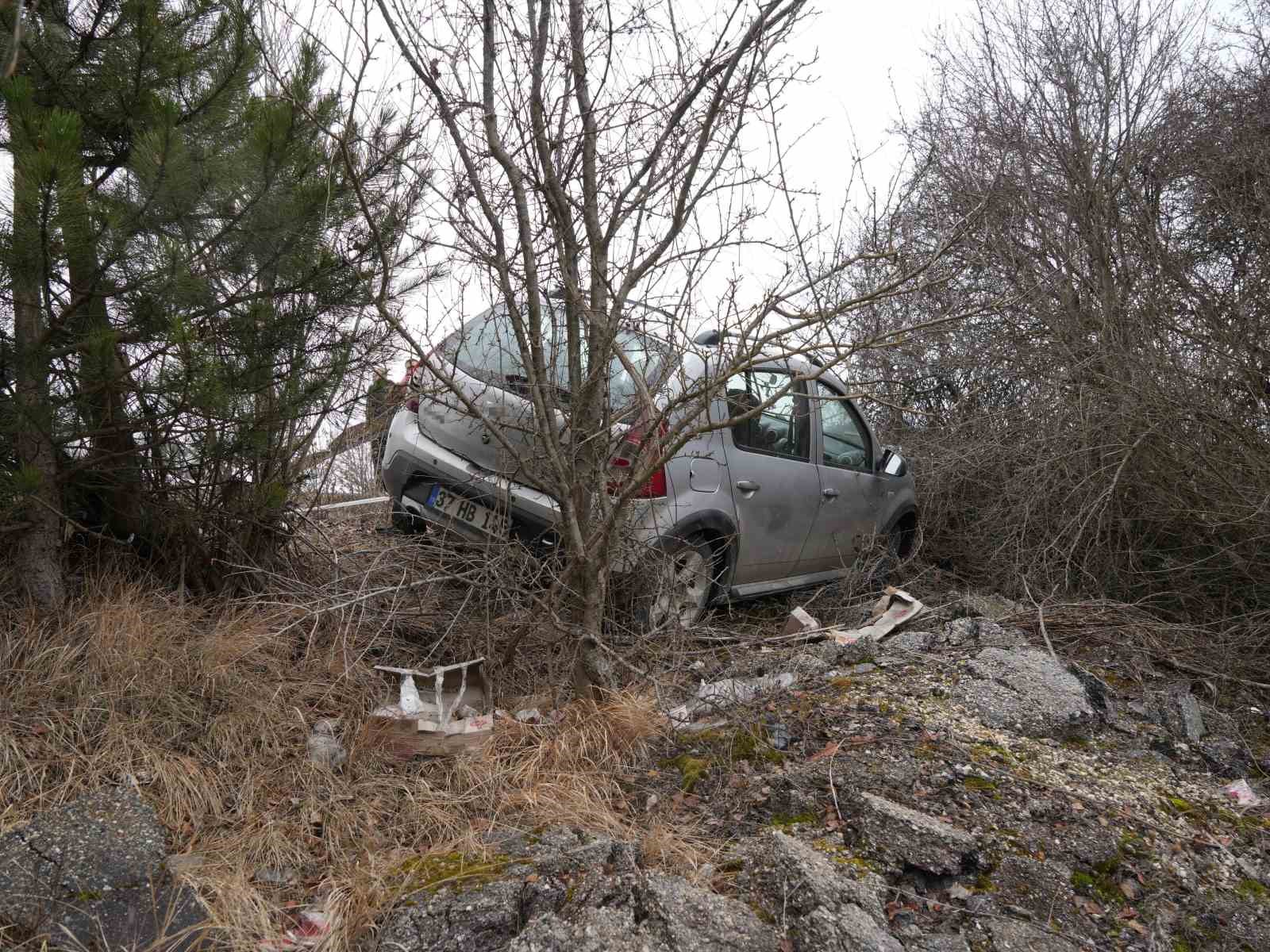 viraji alamayan otomobil agaclara carparak durabildi 3 yarali 3 GnXlUI19