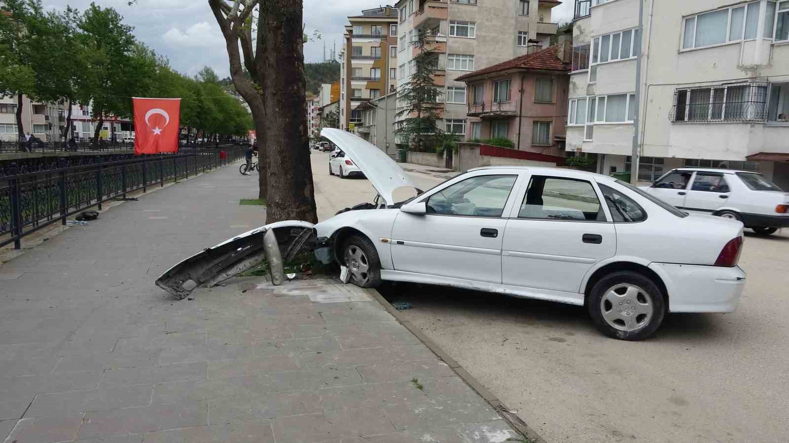 viraji alamayan otomobil kaldirimda agaca carpti 2 2TmS91y5