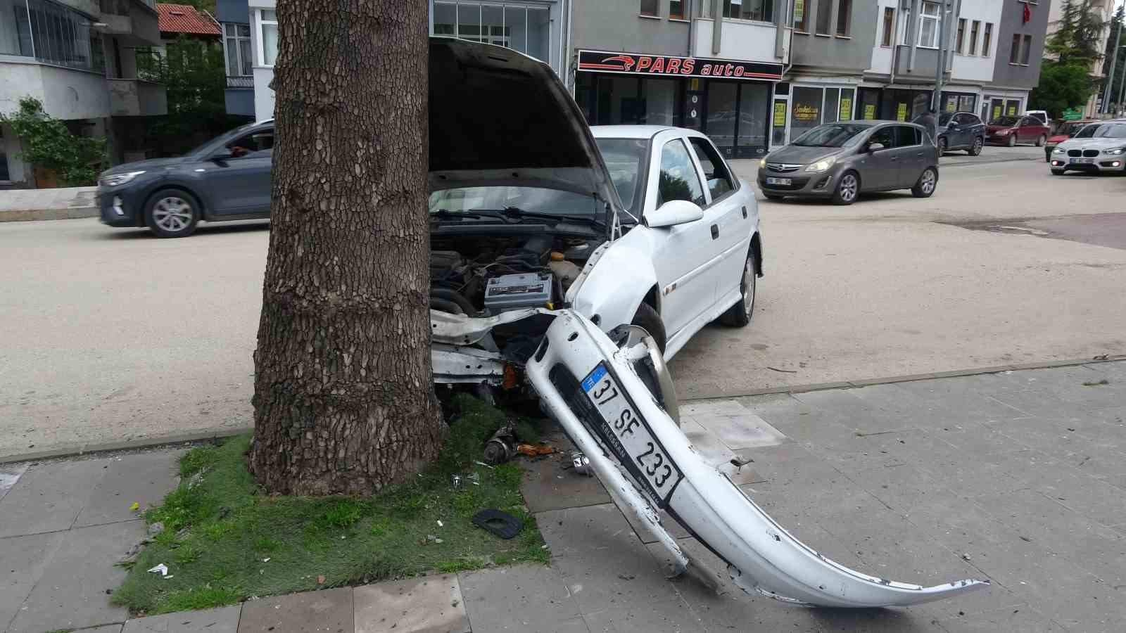 viraji alamayan otomobil kaldirimda agaca carpti 4