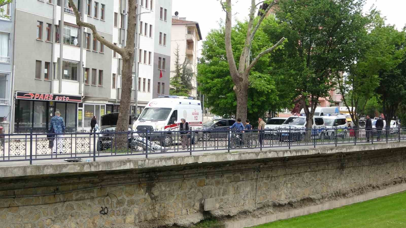 viraji alamayan otomobil kaldirimda agaca carpti 5 EkOzOrG5