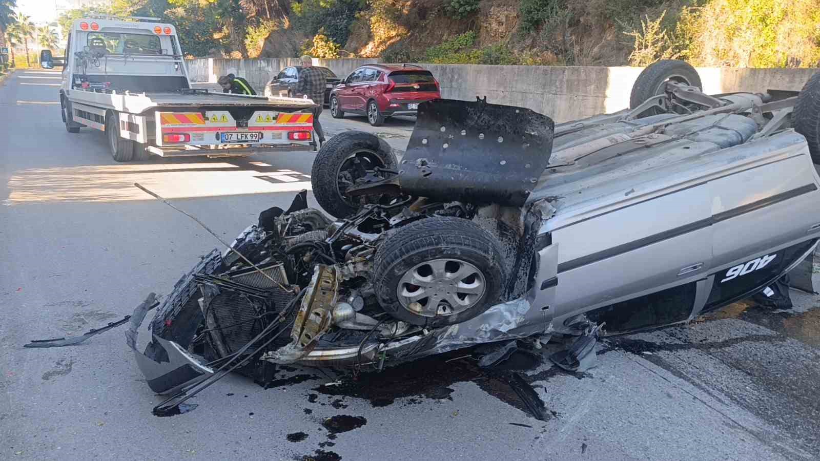 viraji alamayan otomobil refujdeki aydinlatma diregine carpip takla atti 2 yarali 1 QvrGad63