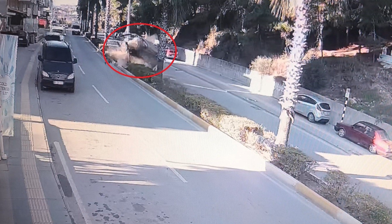 viraji alamayan otomobil refujdeki aydinlatma diregine carpip takla atti 2 yarali 2 yShgLnQ8