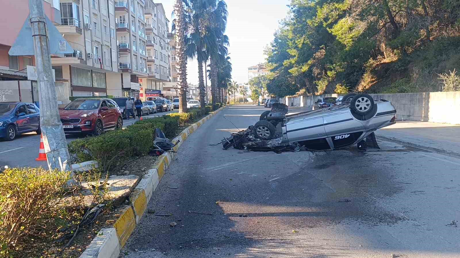 viraji alamayan otomobil refujdeki aydinlatma diregine carpip takla atti 2 yarali 3 2qyAvpML