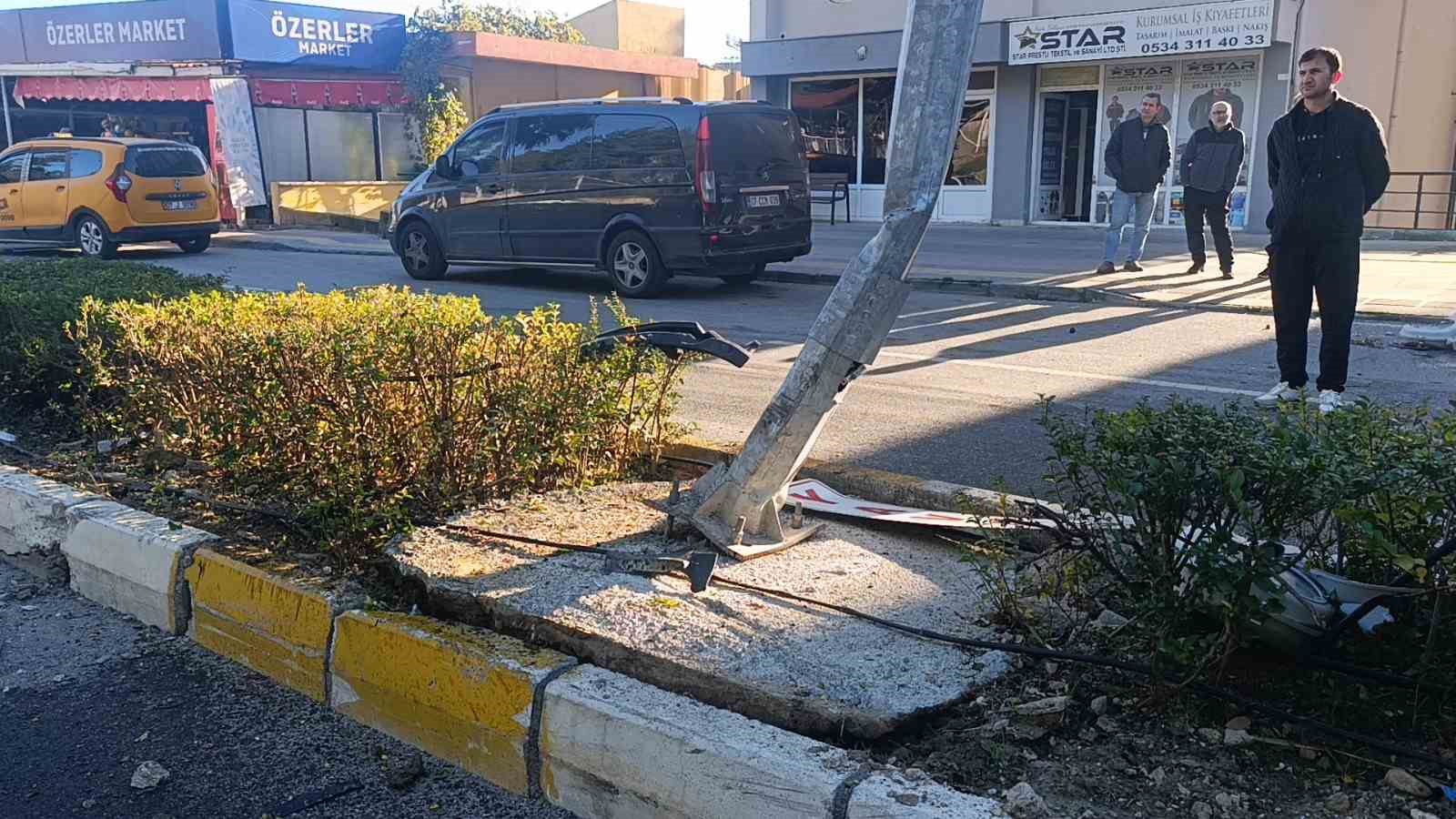 viraji alamayan otomobil refujdeki aydinlatma diregine carpip takla atti 2 yarali 4 O8PzKvyH
