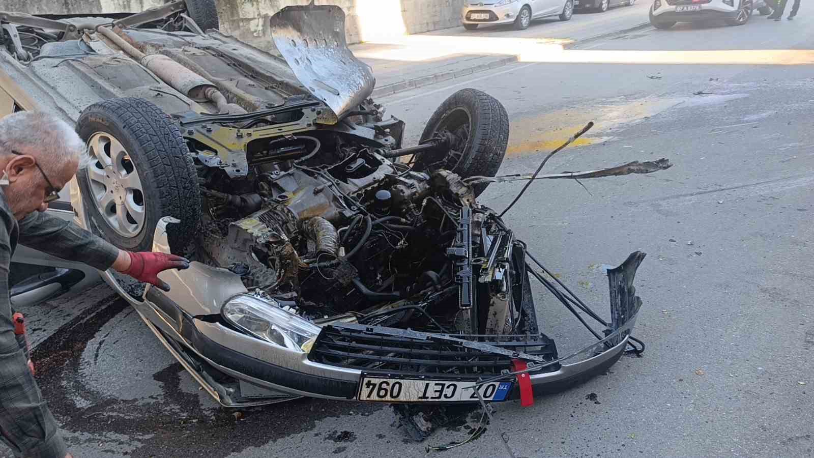 viraji alamayan otomobil refujdeki aydinlatma diregine carpip takla atti 2 yarali 5 v9vB4NQb