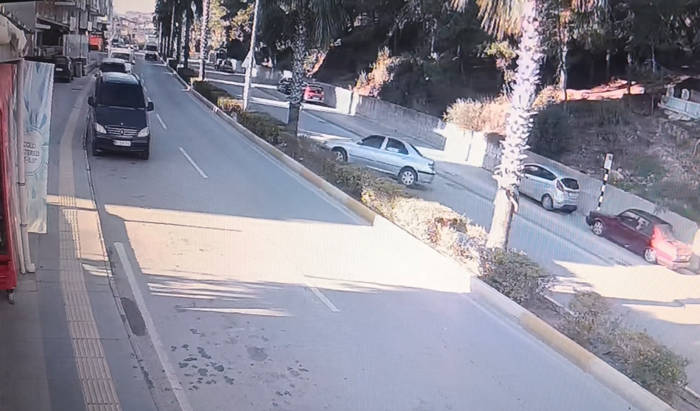 viraji alamayan otomobil refujdeki aydinlatma diregine carpip takla atti 2 yarali 6