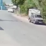viraji-alamayan-surucunun-park-halindeki-araca-carptigi-anlar-kamerada-Kmr75pju.jpg