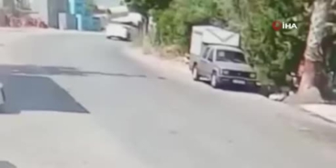 viraji-alamayan-surucunun-park-halindeki-araca-carptigi-anlar-kamerada-Kmr75pju.jpg