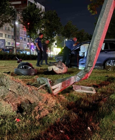 viraji-alamayan-suv-tarzi-arac-aydinlatma-diregini-yerinden-soktu-1-yarali-ysHy8g2R.jpg