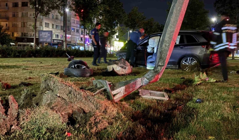 viraji-alamayan-suv-tarzi-arac-aydinlatma-diregini-yerinden-soktu-1-yarali-ysHy8g2R.jpg