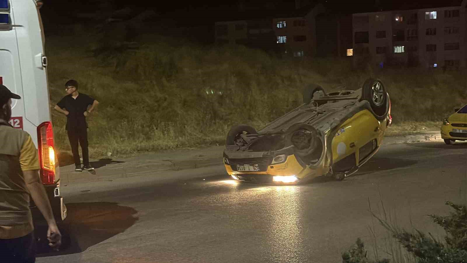 viraji alamayan ticari taksi ters dondu 2 yolcu yaralandi 0 mwiS83bS