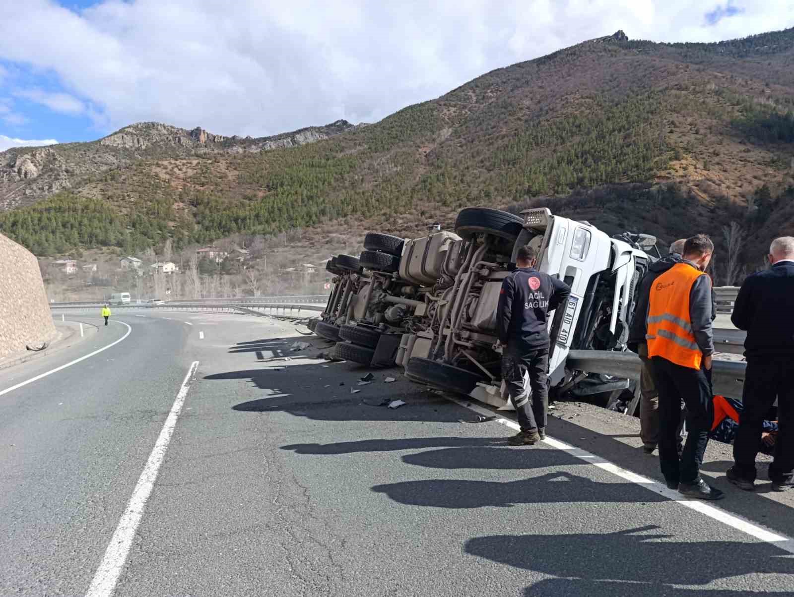 viraji alamayan tir bariyerlere saplandi surucu yaralandi 1 A84schFd