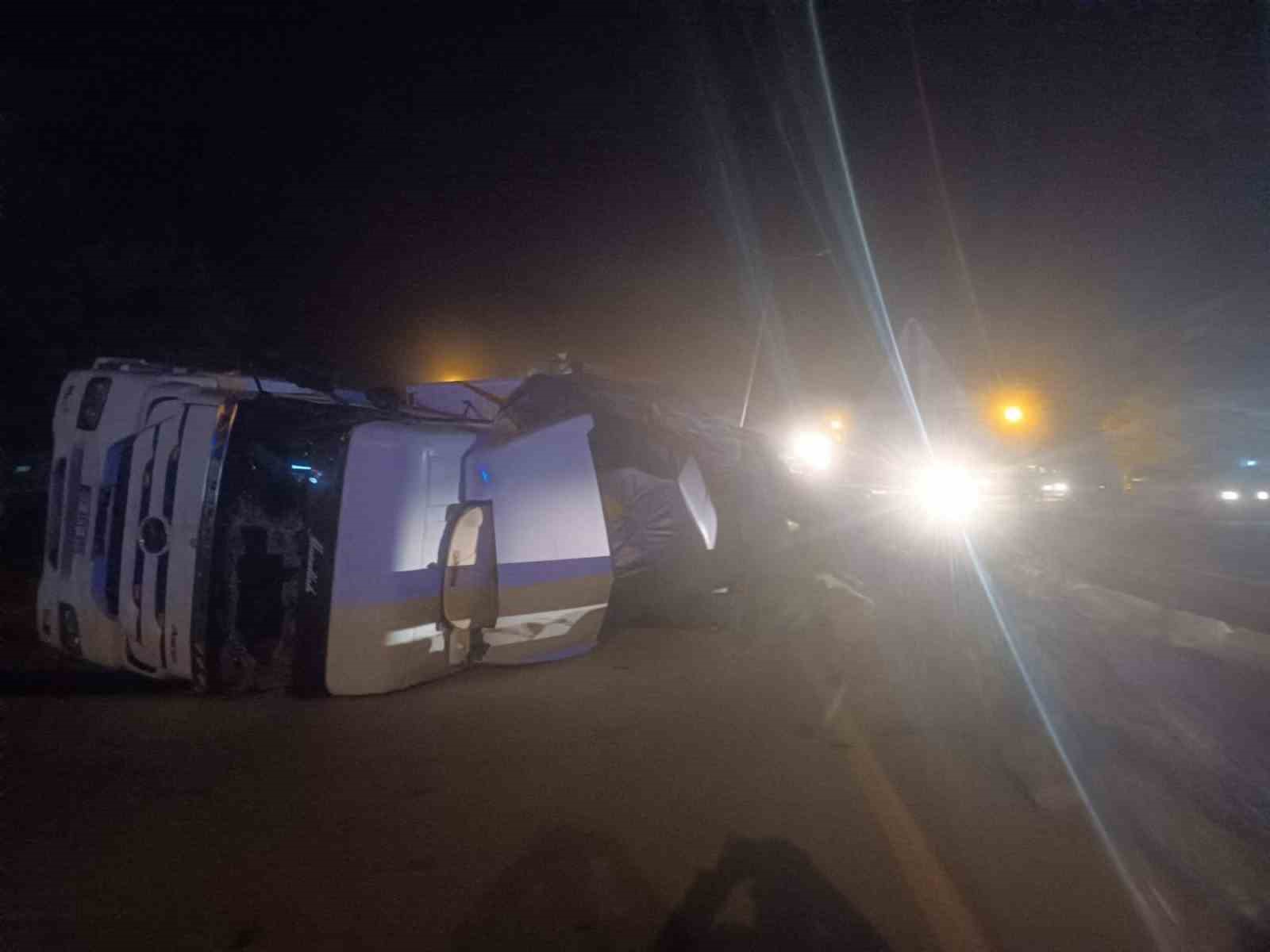 viraji alamayan tir devrildi saman balyalari yola sacildi 1 yarali 1 2JYEuJe9