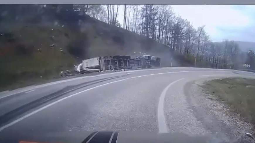 Virajı alamayan tır devrildi, sürücü yaralandı: Kaza anı kamerada 4 viraji alamayan tir devrildi surucu yaralandi kaza ani kamerada 0 HgADsFih