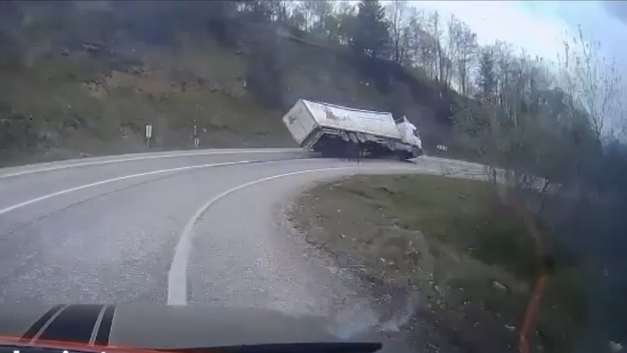 Virajı alamayan tır devrildi, sürücü yaralandı: Kaza anı kamerada 5 viraji alamayan tir devrildi surucu yaralandi kaza ani kamerada 1 YesOvABB