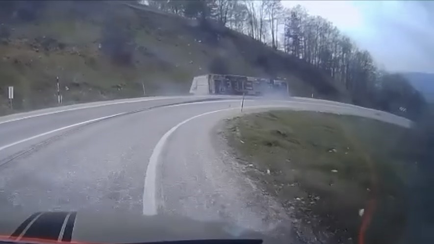 Virajı alamayan tır devrildi, sürücü yaralandı: Kaza anı kamerada 6 viraji alamayan tir devrildi surucu yaralandi kaza ani kamerada 2 hl3Cqr1h