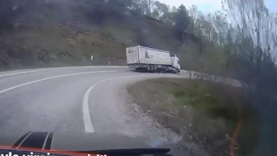 Virajı alamayan tır devrildi, sürücü yaralandı: Kaza anı kamerada 7 viraji alamayan tir devrildi surucu yaralandi kaza ani kamerada 3