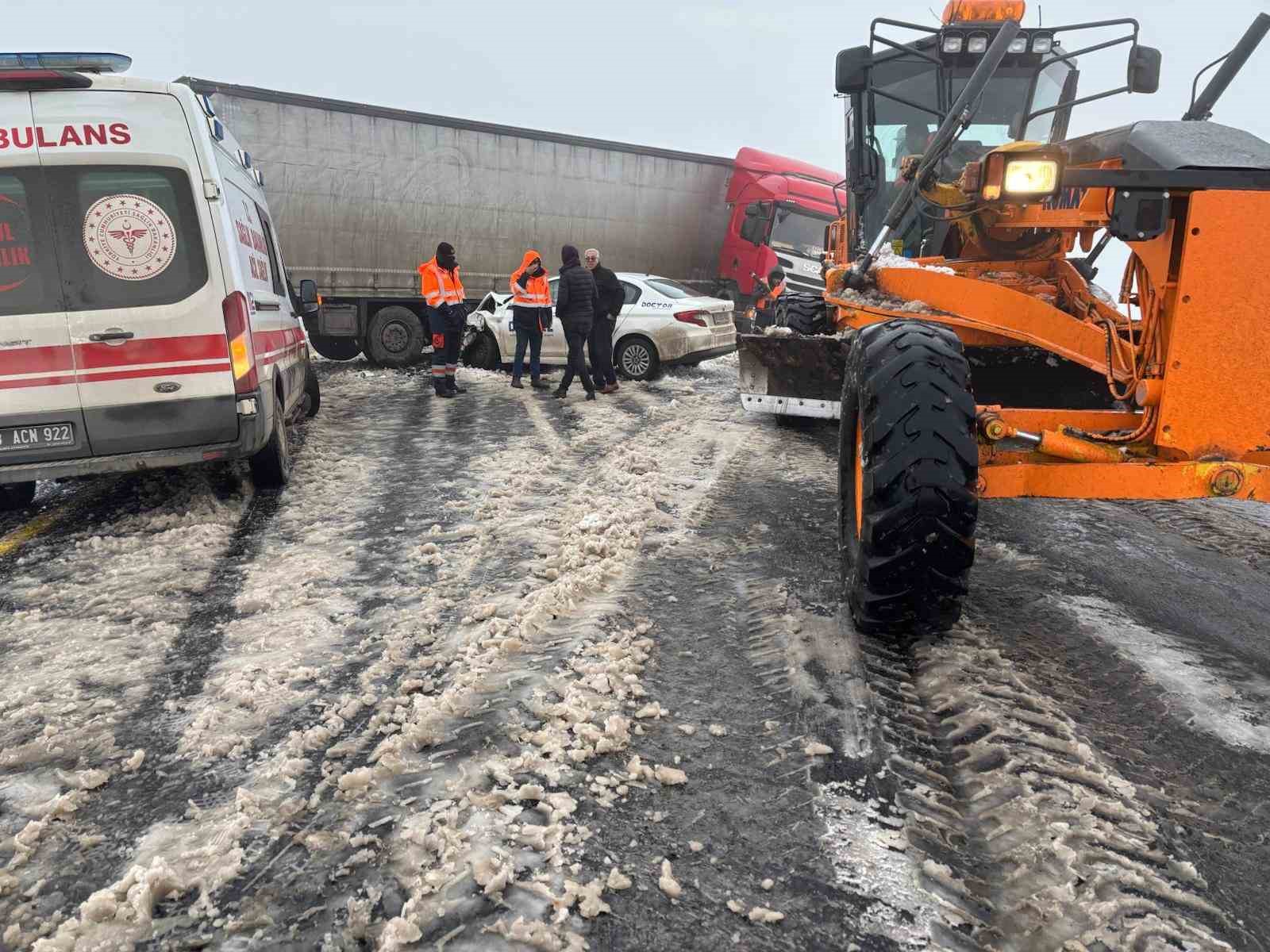 viransehir diyarbakir yolunda zincirleme kaza 4 yarali 0 Bzal8y3a