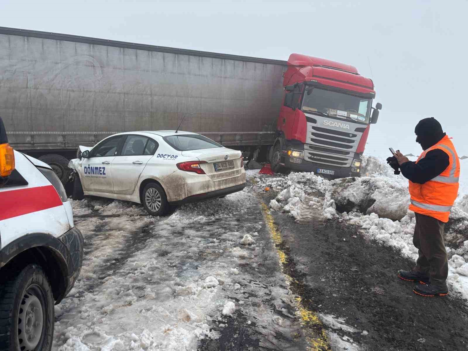 viransehir diyarbakir yolunda zincirleme kaza 4 yarali 2