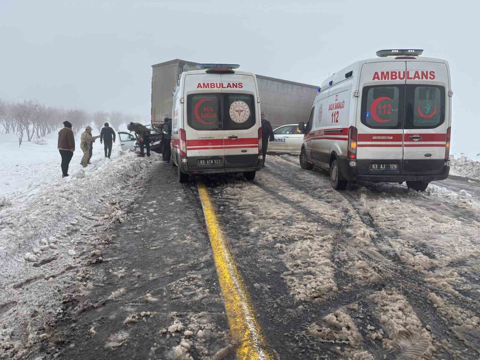 viransehir diyarbakir yolunda zincirleme kaza 4 yarali 3 TknAwHQT