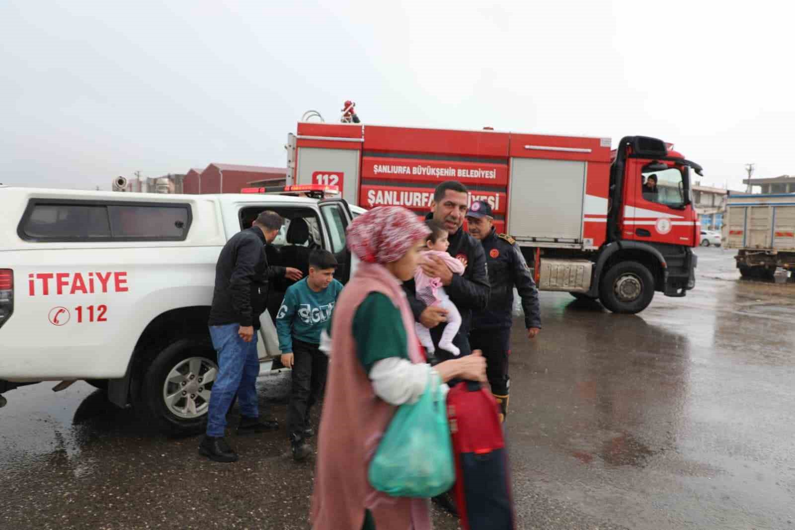 viransehirde asiri yagis sele neden oldu 9 kisilik aile kurtarildi 3 PDZHLq7j