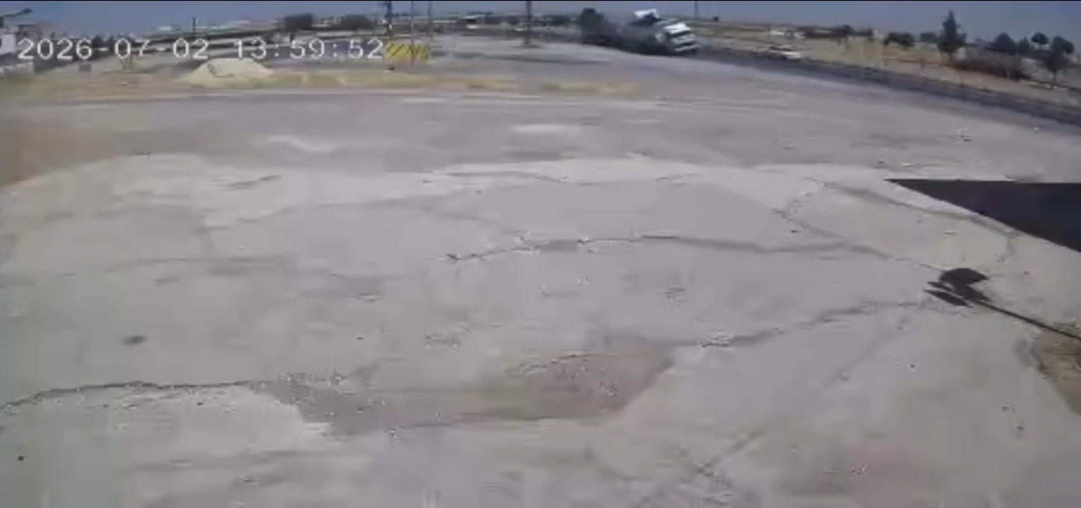 Viranşehir’deki ölümlü trafik kazasının güvenlik kamerası görüntüleri ortaya çıktı 4 viransehirdeki olumlu trafik kazasinin guvenlik kamerasi goruntuleri ortaya cikti 0 MqWk5GgB