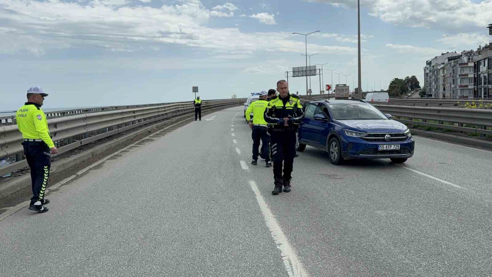 viyadukte bayrak sallayan karayollari calisanina otomobil carpti 0 yuWN5Oi3
