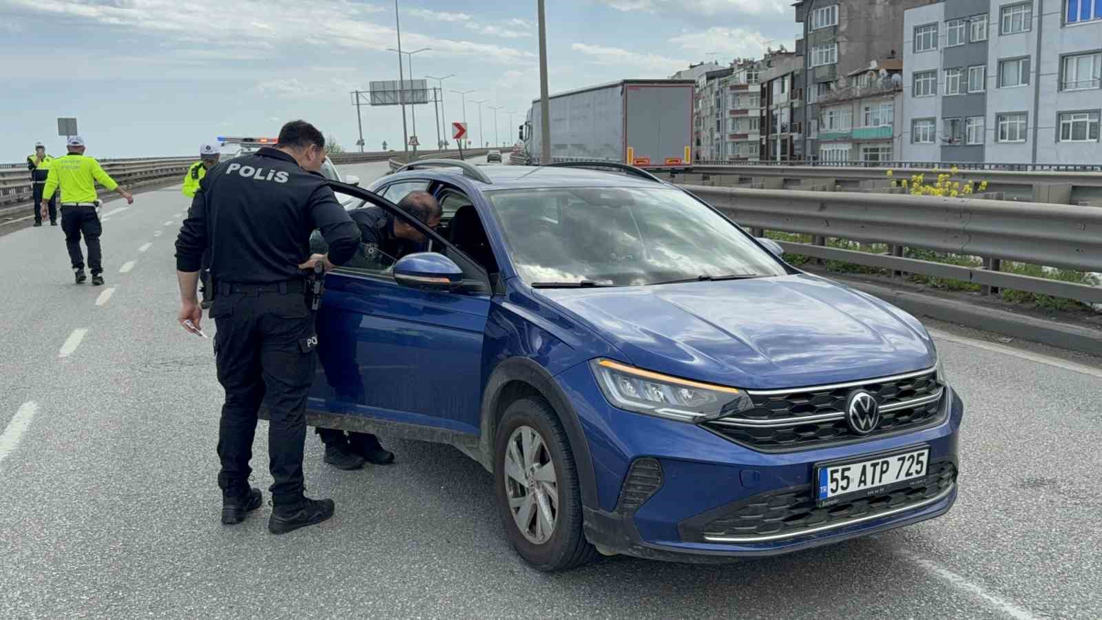 viyadukte bayrak sallayan karayollari calisanina otomobil carpti 1 Zb4aLu2F