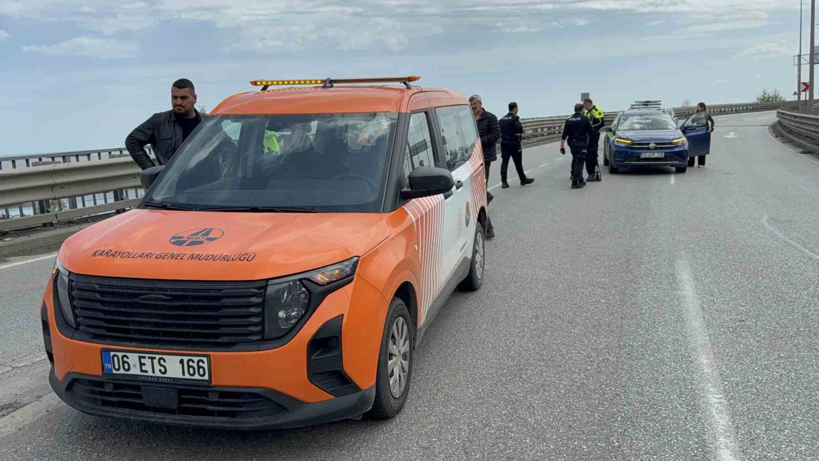 viyadukte bayrak sallayan karayollari calisanina otomobil carpti 2 cNsTCWPs