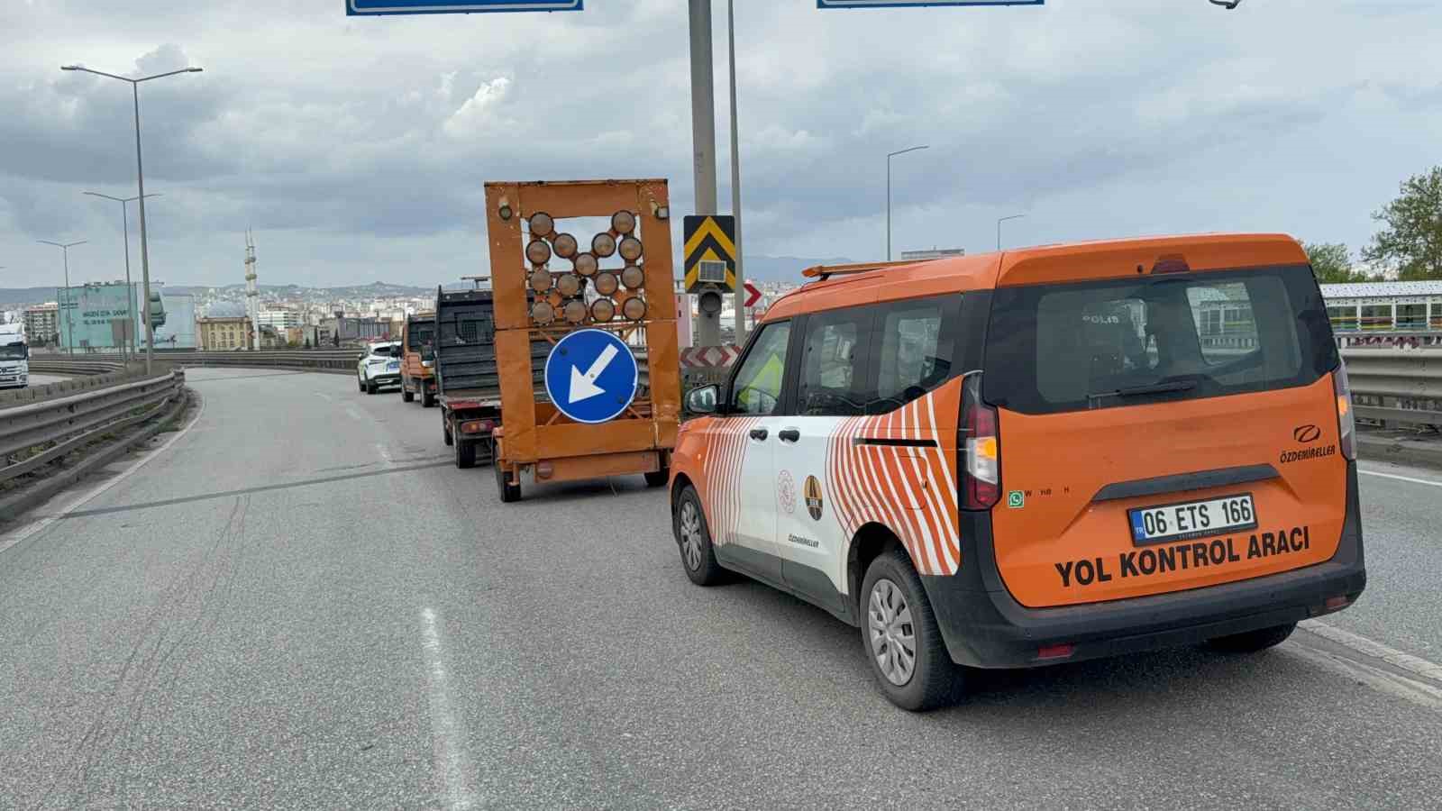 viyadukte bayrak sallayan karayollari calisanina otomobil carpti 3 VSWYhWb9