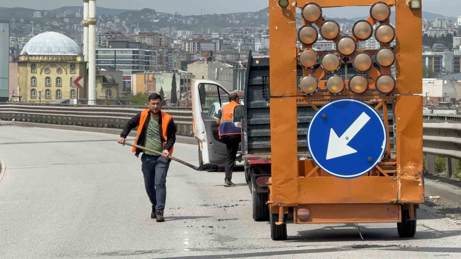 viyadukte bayrak sallayan karayollari calisanina otomobil carpti 4 ZDVkATgj