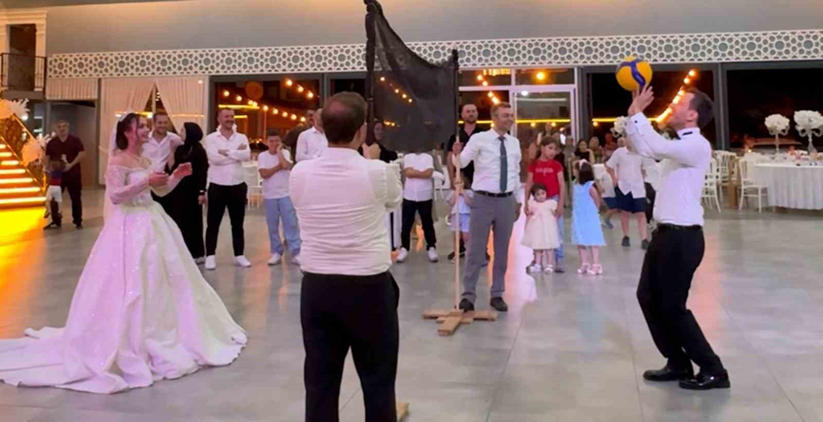 voleybol oynarken tanisan cift dugunlerinde de voleybol oynadi 0