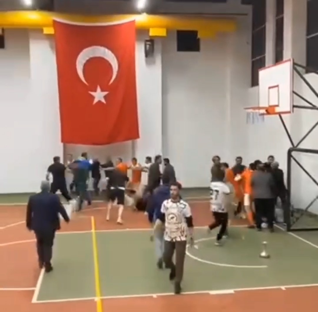 voleybol turnuvasinda 6 ogretmen darp edildi 1