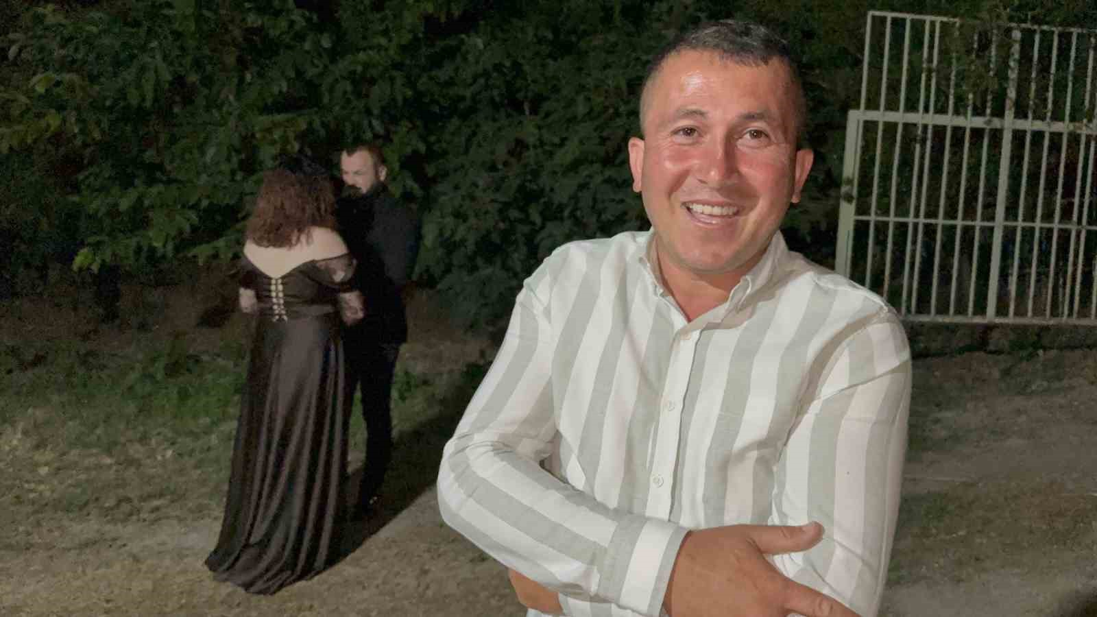 Vücuduna tutunan kene ile yüzük takma merasimine katılan besici, tehlikeyi hiçe sayarak "Keneyi besiye aldık" dedi 9 vucuduna tutunan kene ile yuzuk takma merasimine katilan besici tehlikeyi hice sayarak keneyi besiye 3rDCLTj4