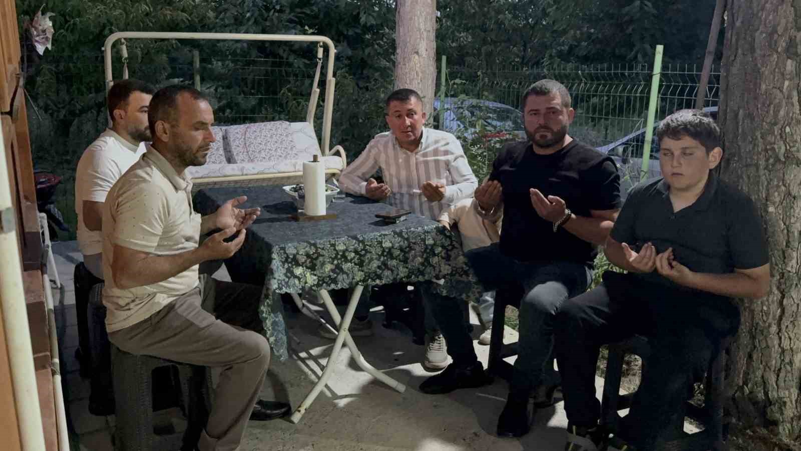 Vücuduna tutunan kene ile yüzük takma merasimine katılan besici, tehlikeyi hiçe sayarak "Keneyi besiye aldık" dedi 8 vucuduna tutunan kene ile yuzuk takma merasimine katilan besici tehlikeyi hice sayarak keneyi besiye 81Rr1LYS