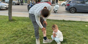 vucuduna-tutunan-kene-ile-yuzuk-takma-merasimine-katilan-besici-tehlikeyi-hice-sayarak-keneyi-besiye-pMkku3FI.jpg