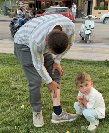 vucuduna-tutunan-kene-ile-yuzuk-takma-merasimine-katilan-besici-tehlikeyi-hice-sayarak-keneyi-besiye-pMkku3FI.jpg
