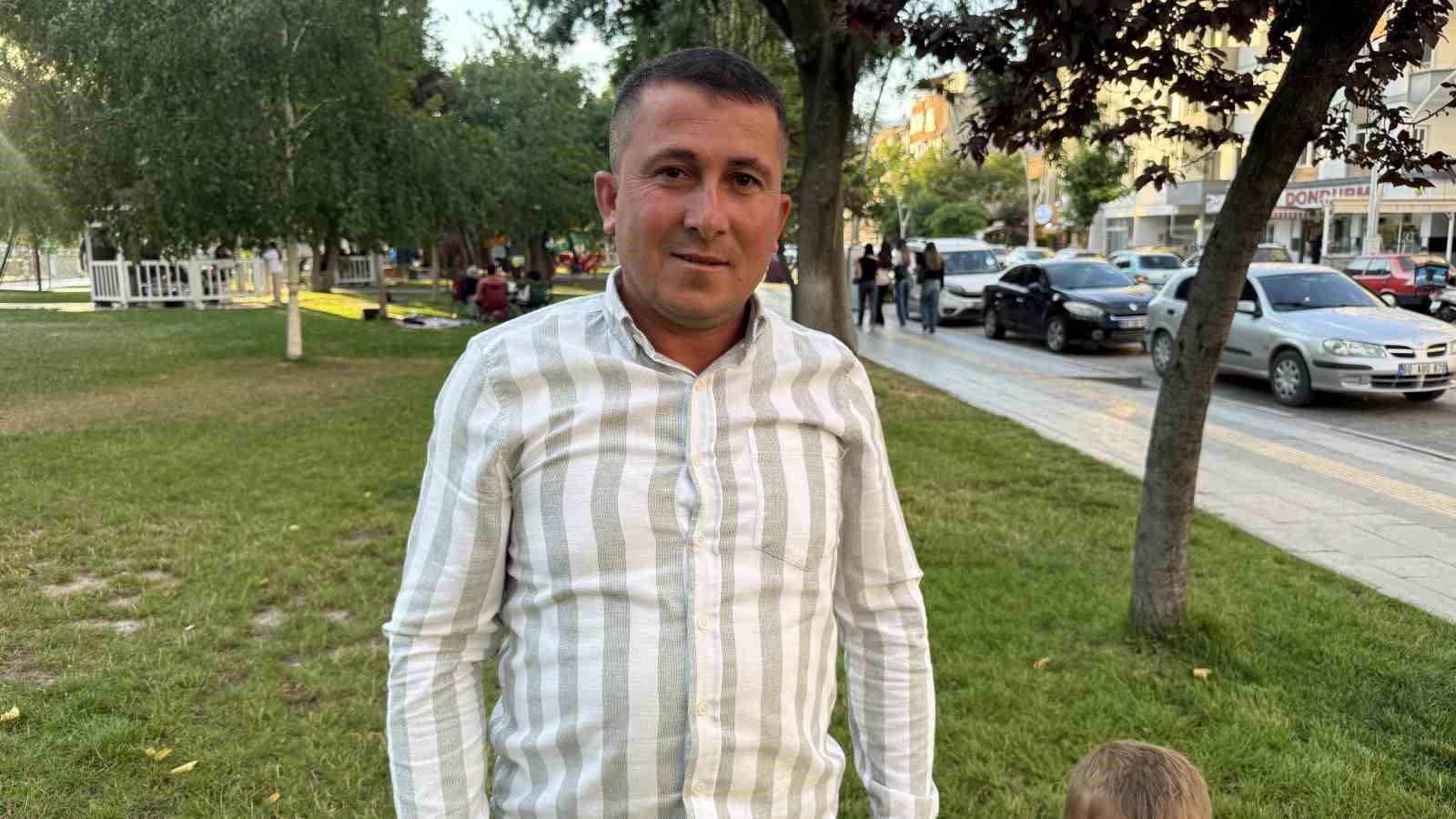 Vücuduna tutunan kene ile yüzük takma merasimine katılan besici, tehlikeyi hiçe sayarak "Keneyi besiye aldık" dedi 7 vucuduna tutunan kene ile yuzuk takma merasimine katilan besici tehlikeyi hice sayarak keneyi besiye y3kFtiMh